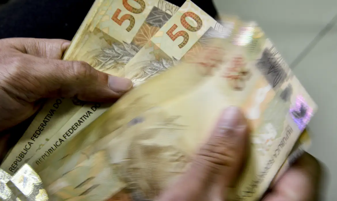 INSS começa a pagar 13º a quem recebe mais que o salário mínimo
