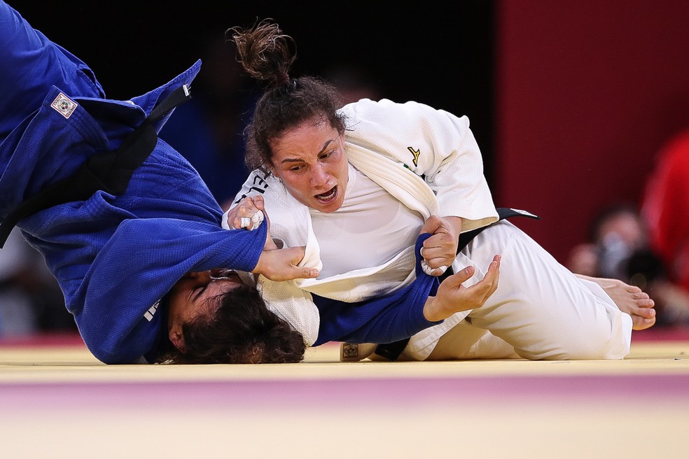 Maria Portela dando golpe em atleta rival