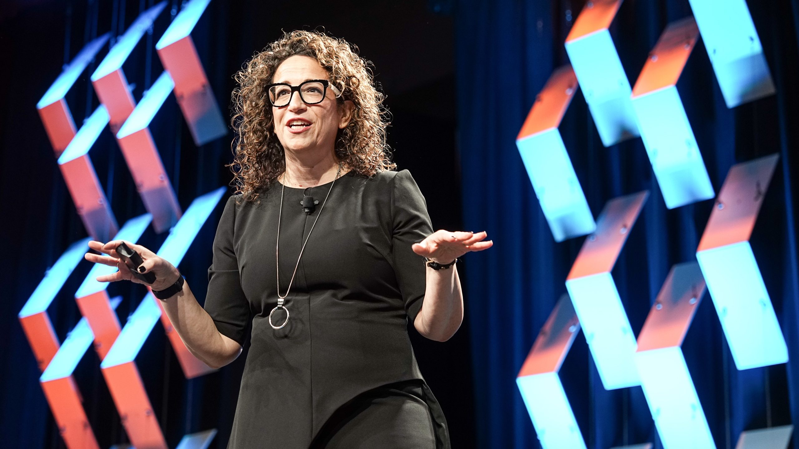Vidente conectada: Quem é Amy Webb e quais suas previsões para o futuro da tecnologia?