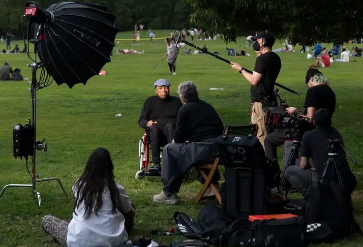 Milton Nascimento se emociona em pré-estreia de cinebiografia