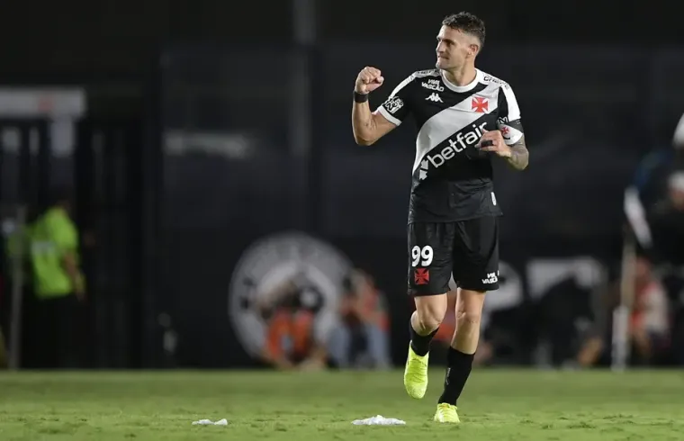Vegetti marca e Vasco vence o Santos de virada no Brasileirão